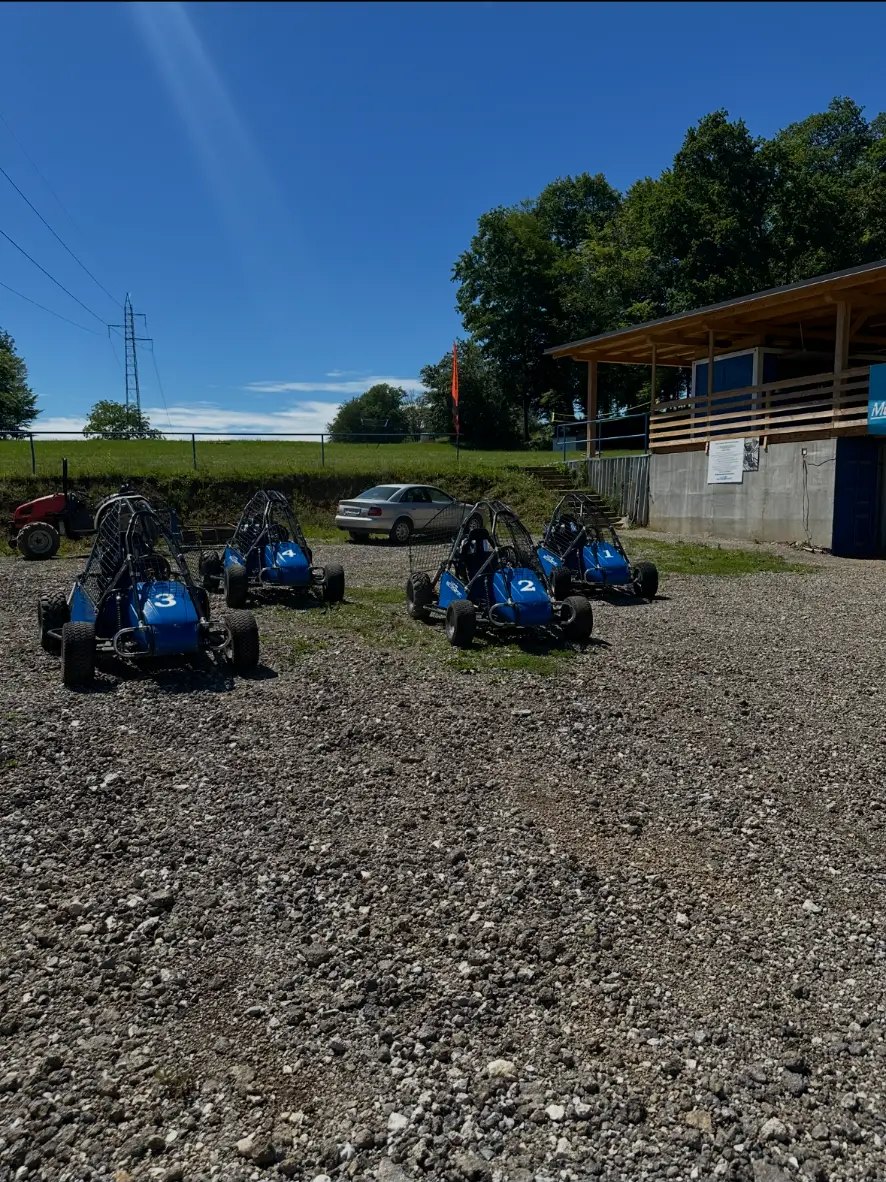 Buggyji KAPS Motorsport pripravljeni v paddocku